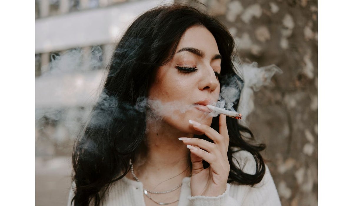 Mujer fumando- imagen de referencia