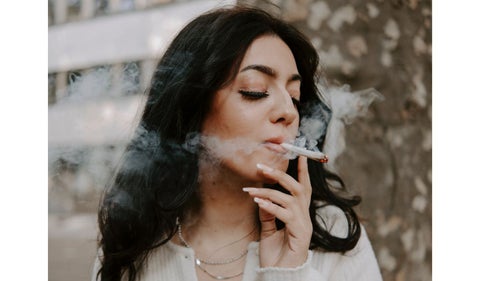 Mujer fumando- imagen de referencia