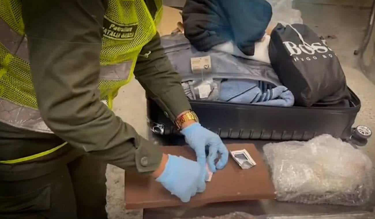 Hombre llevaba cocaína escondida en cuadros de la Virgen