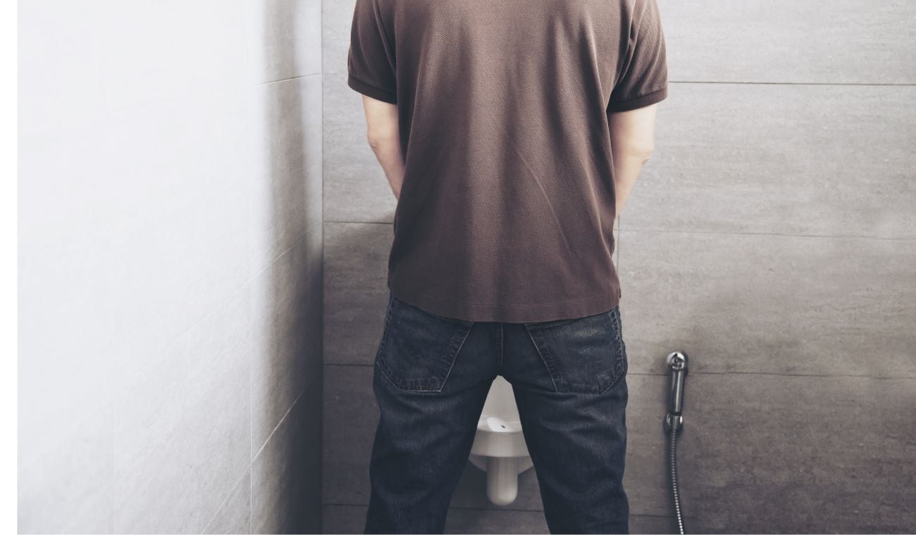 Hombre orinando, cómo deben hacerlo