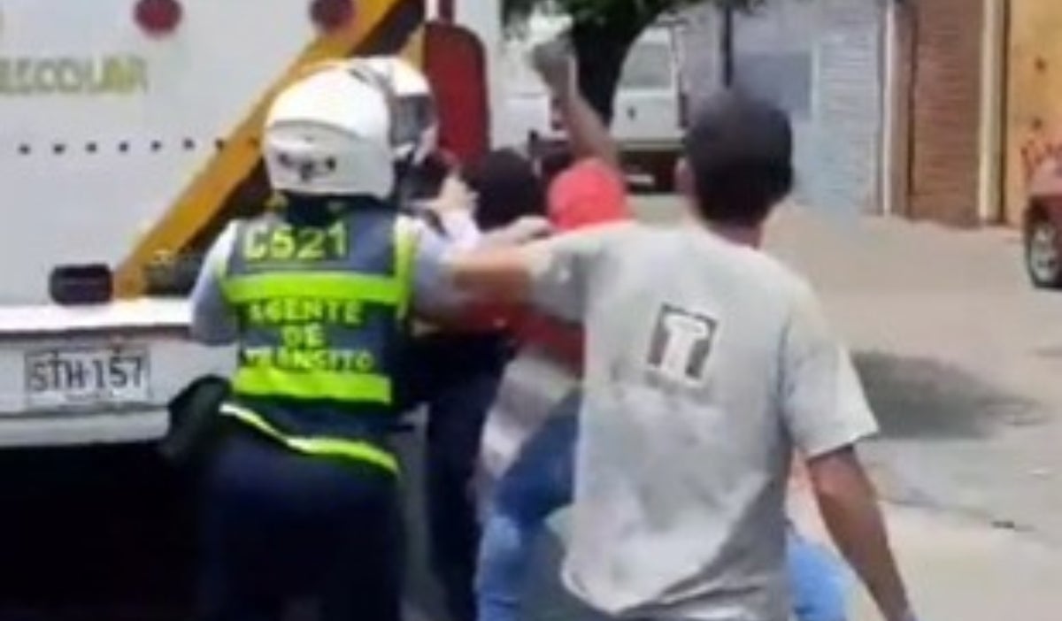 Motociclista agrede a policía