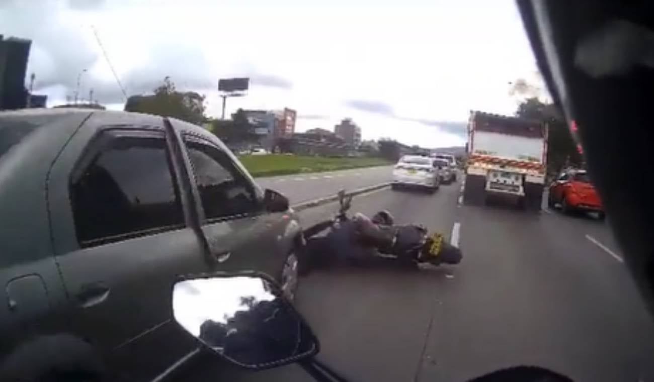 Motociclista casi pierde la vida por una brutal imprudencia