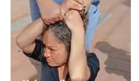 Mujer es golpeada por robar en un motel