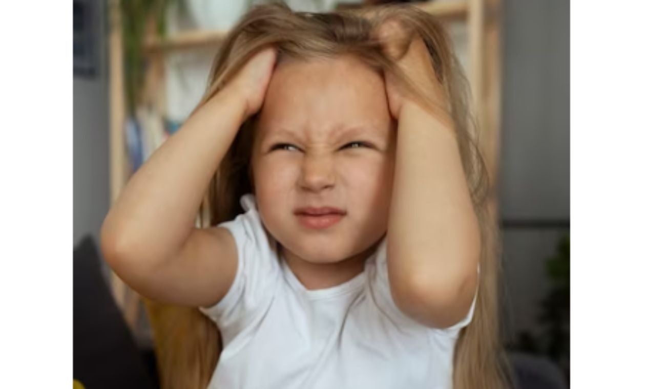 Niña se rasca la cabeza por piojos