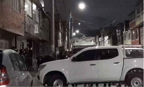 Autoridades hallaron dos cajas con presunto material explosivo.