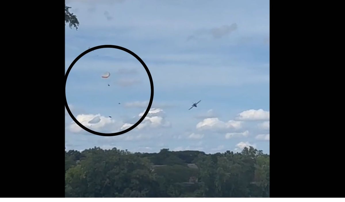 Se lanzan de un avión ates de que se estrelle