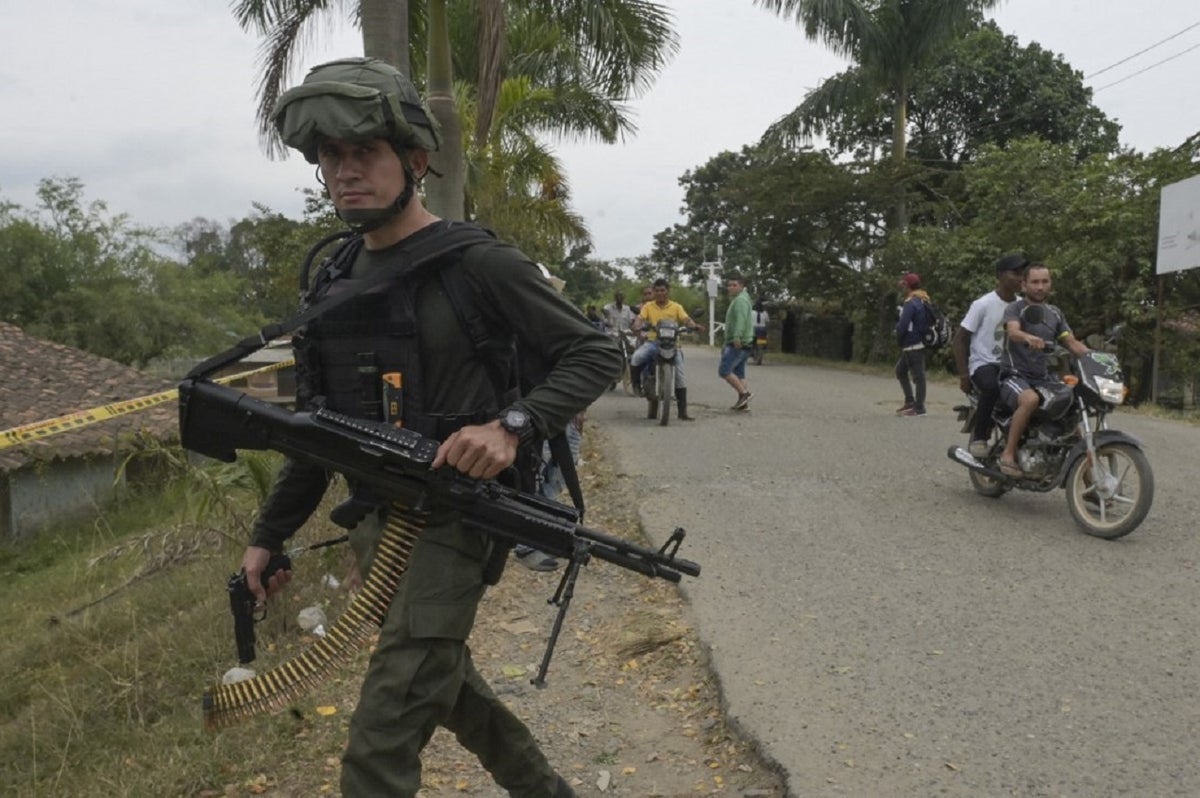 Policía armado hace guardia después de que un carro bomba explotara en Timba (Cauca)
