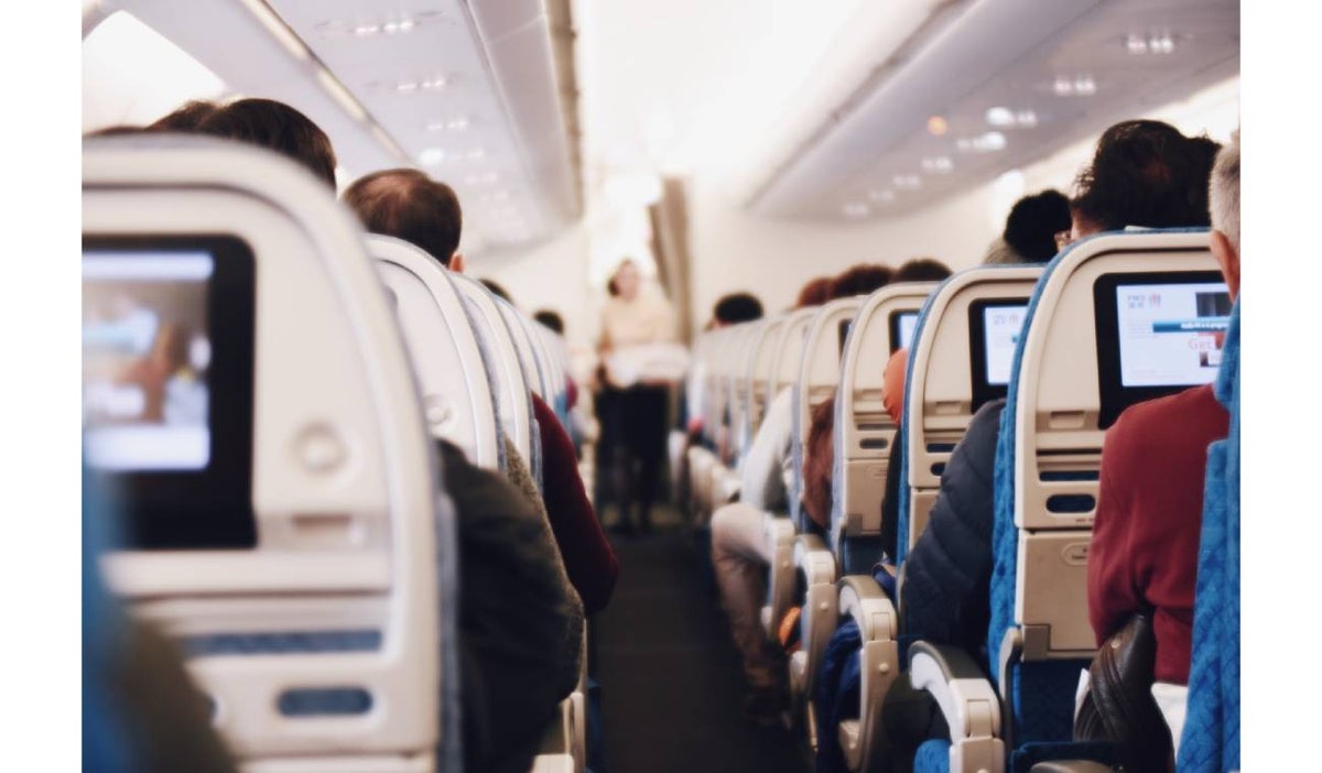 ¿Por qué en los aviones no hay paracaídas, pero sí salvavidas?