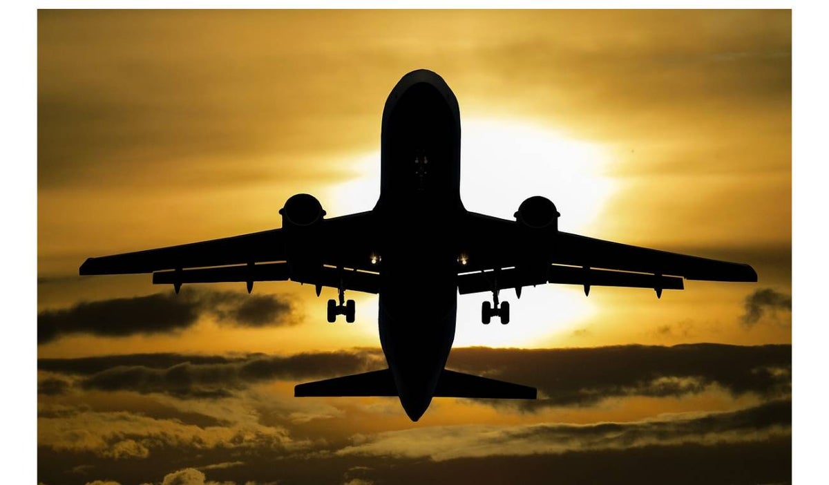 ¿Por qué se vuela tan alto en los aviones?