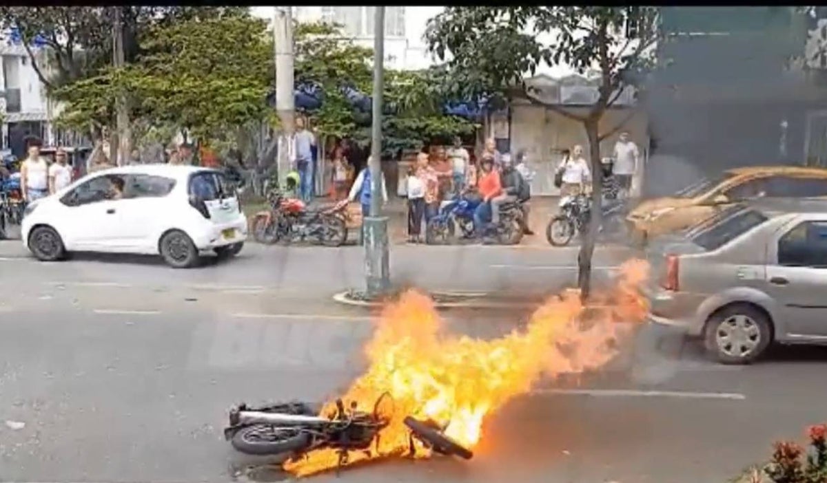 Queman moto de un ladrón por intentar robar a una vendedora
