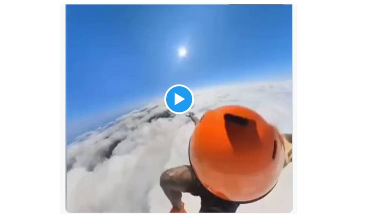 Salto en paracaídas atravesando una nube