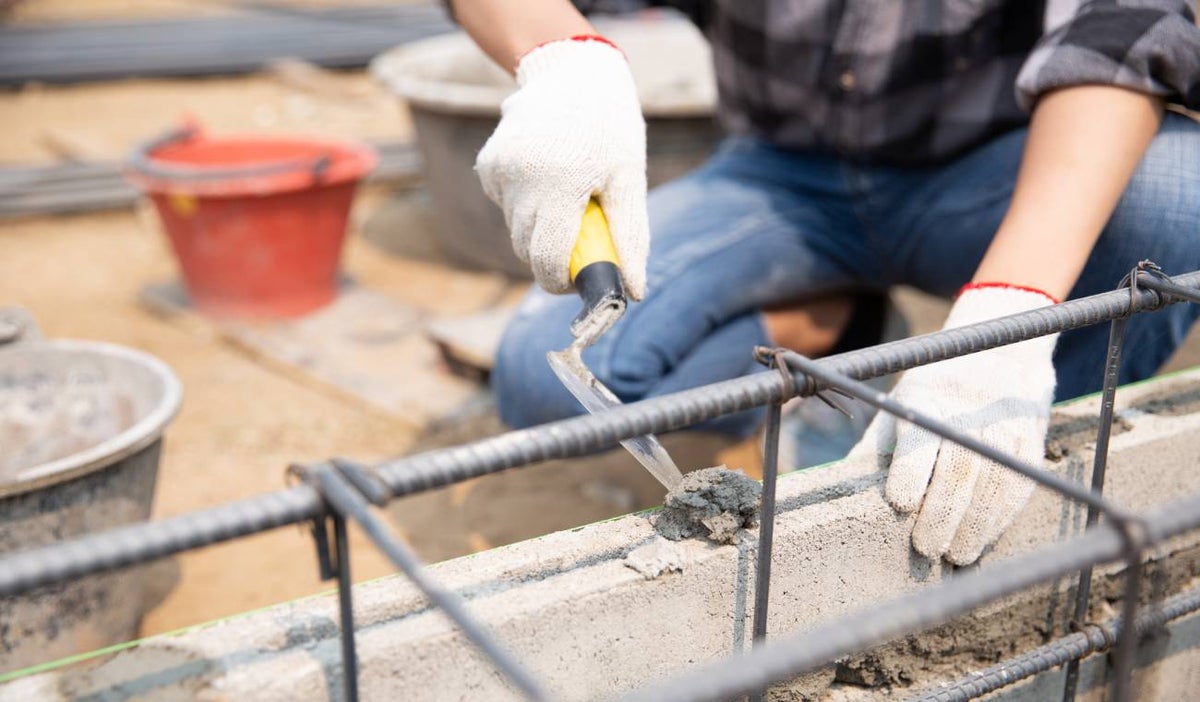 Trabajador de construcción cayó sobre barra de refuerzo
