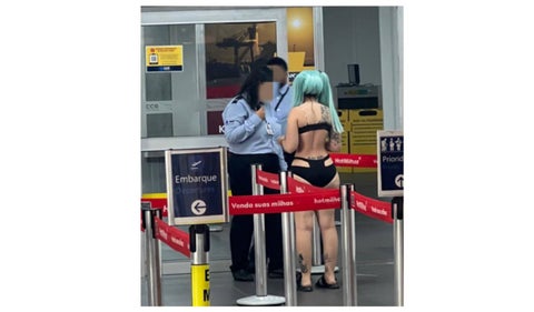 Trató de abordar avión en bikini y no la dejaron VIDEO