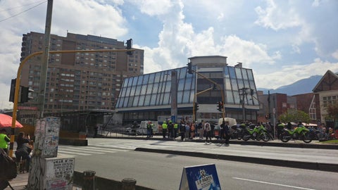 Cierran concurrida estación de Transmilenio por paquete sospechoso