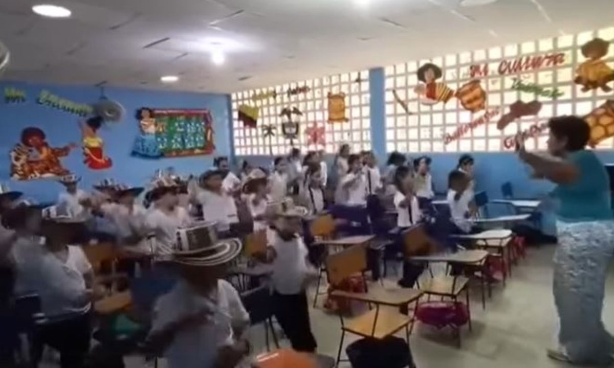 La profe que pone a bailar vallenato viejito a sus alumnos en clase lo volvió a hacer