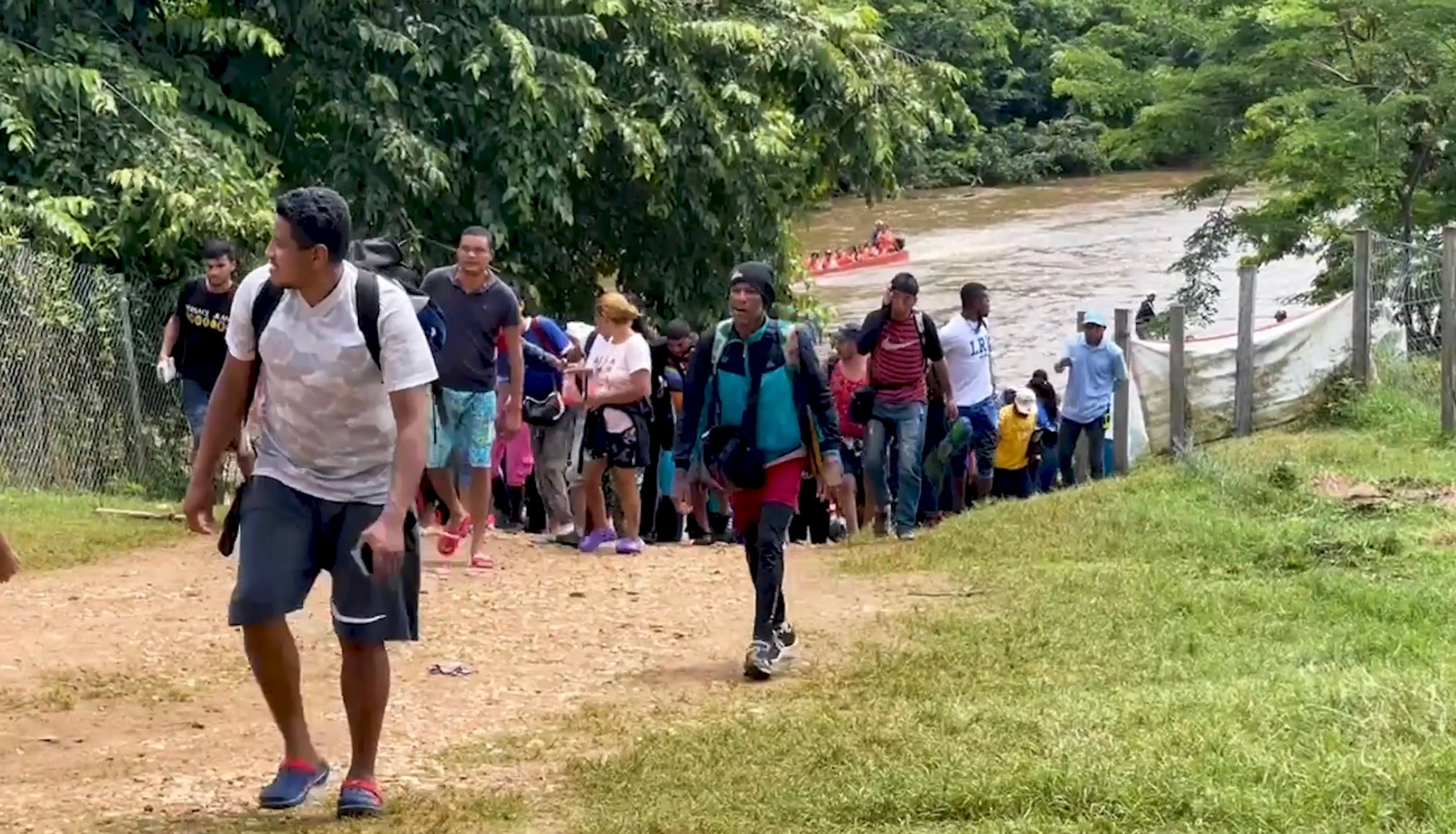 Migrantes cruzando la Selva del Darién.