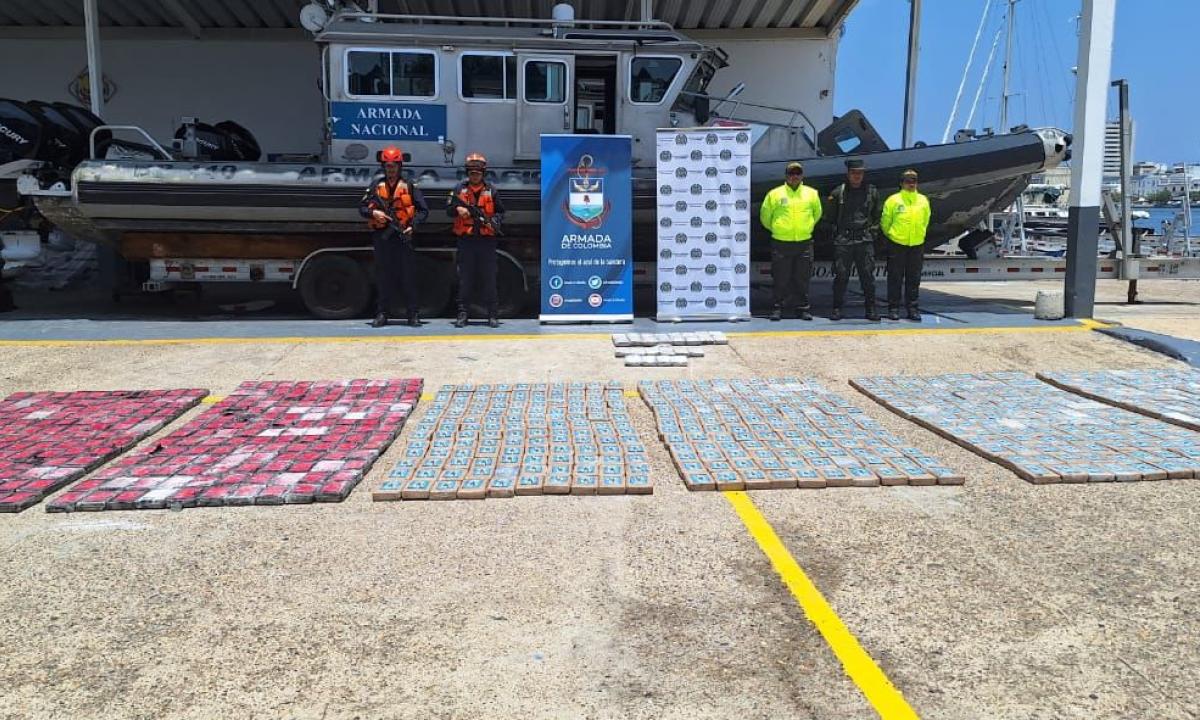 Autoridades junto al cargamento de cocaína incautado.