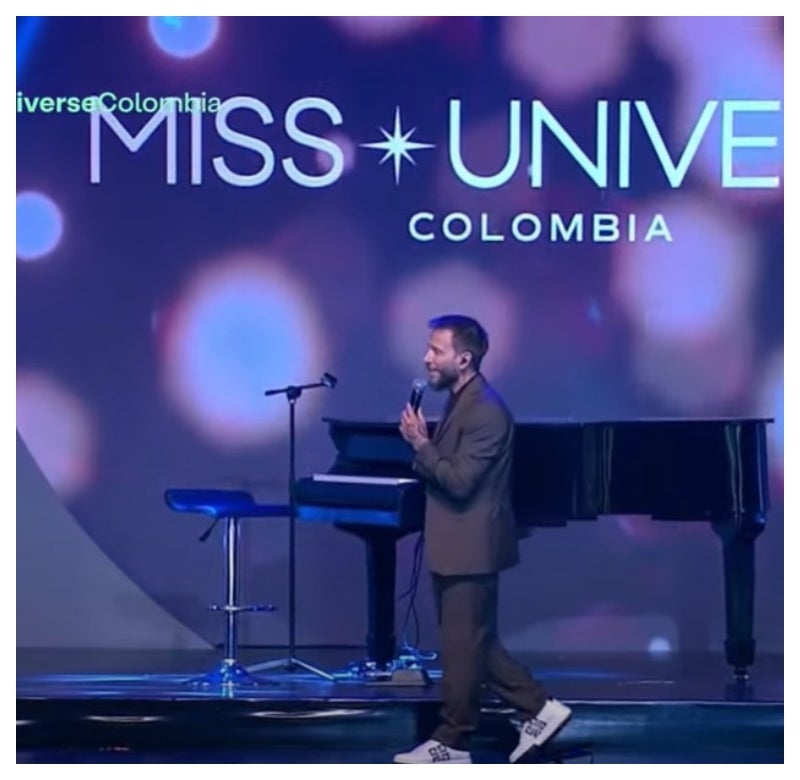 A Noel Schajris no le funcionó el piano y cantó a capela en Miss Universe Colombia