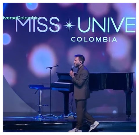 A Noel Schajris no le funcionó el piano y cantó a capela en Miss Universe Colombia