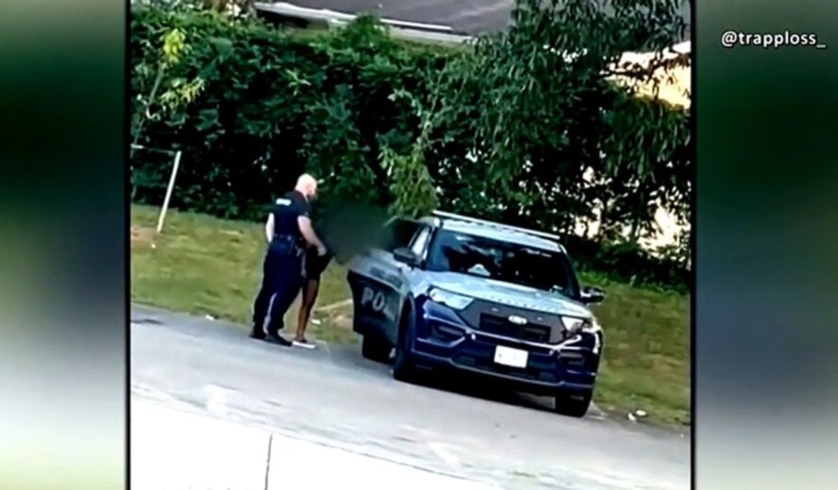 A policía lo pilla con uniforme intimando en la patrulla