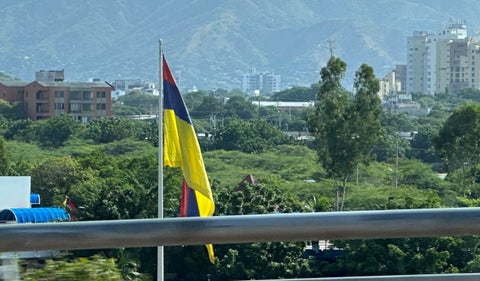 Bandera de Colombia al revés