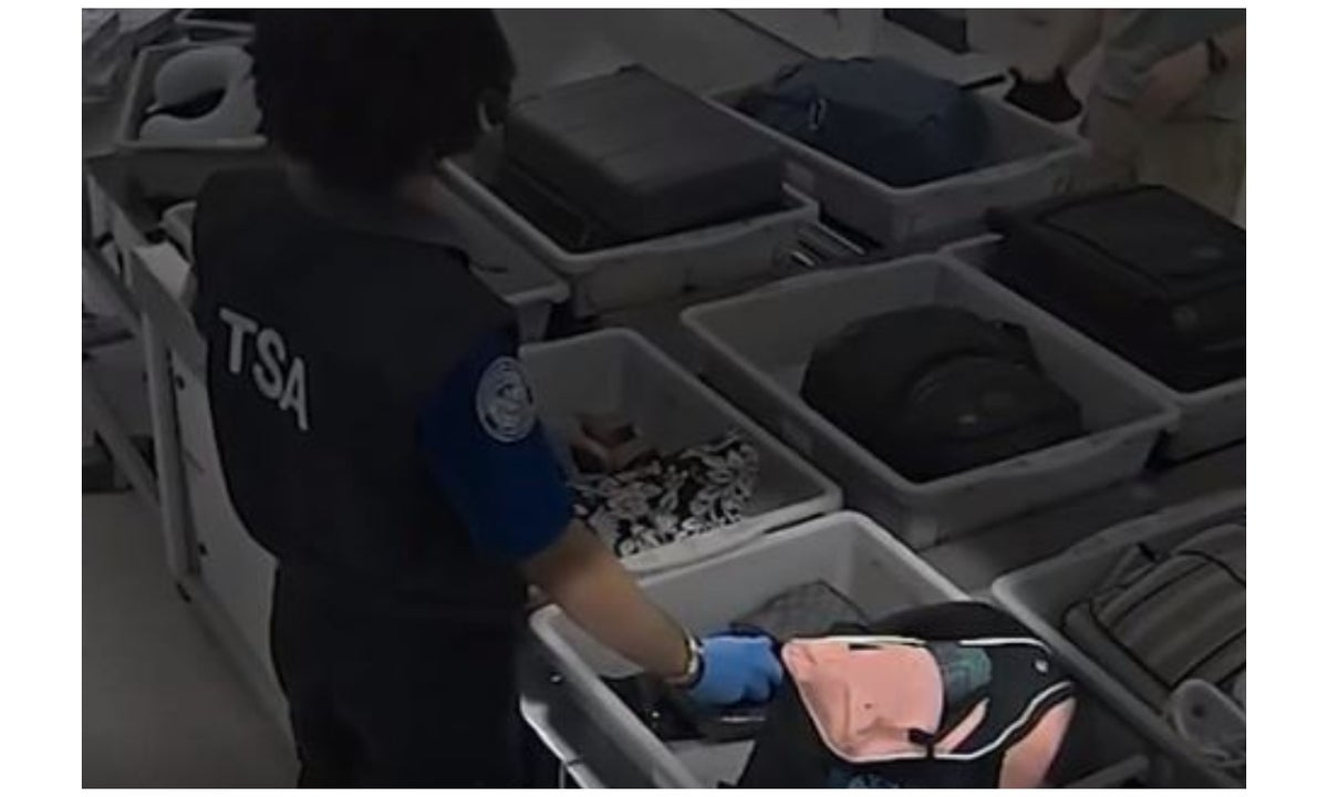 Trabajadores del aeropuerto, descubiertos robando de las maletas de pasajeros