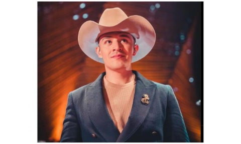 Luis Alfonso se entera de muerte del papá recibiendo premio