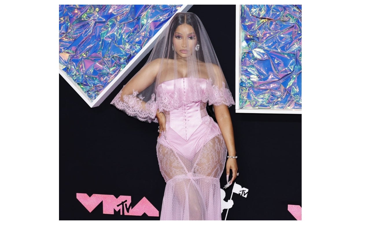 MTV VMA’s 2023: Nicki Minaj por poco se cae por zapato que tenía desamarrado