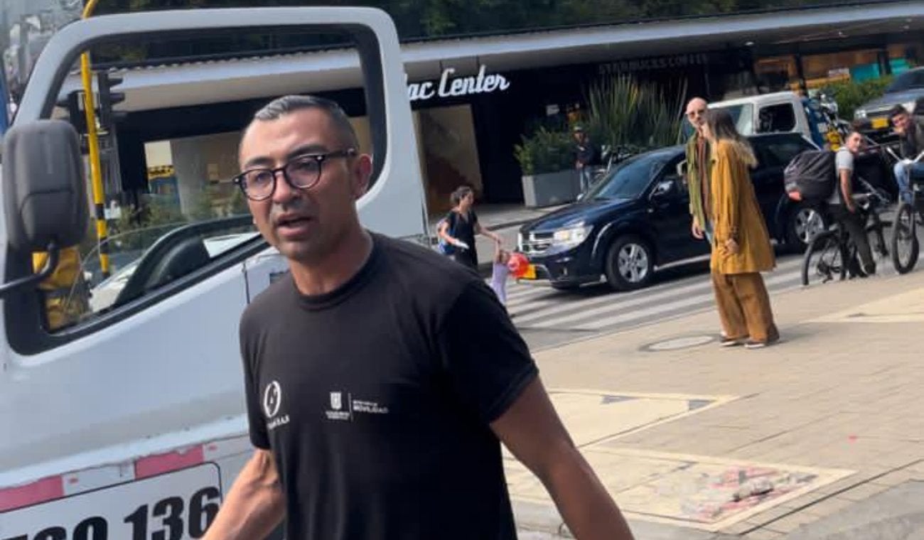 Conductor de camión de la Alcaldía de Bogotá agredió con un palo a pareja con bebé
