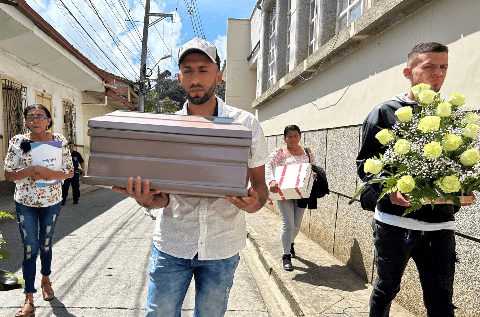 En la imagen, el hijo de Gildardo llevando los restos de su padre a la iglesia. Foto: UBPD.