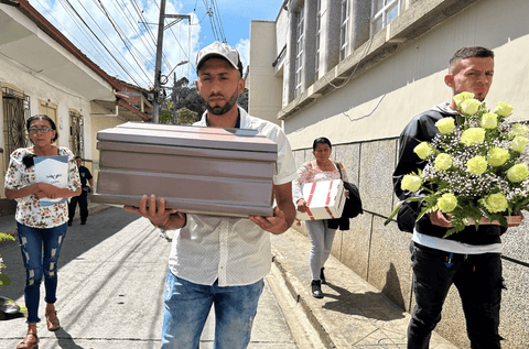 En la imagen, el hijo de Gildardo llevando los restos de su padre a la iglesia. Foto: UBPD.