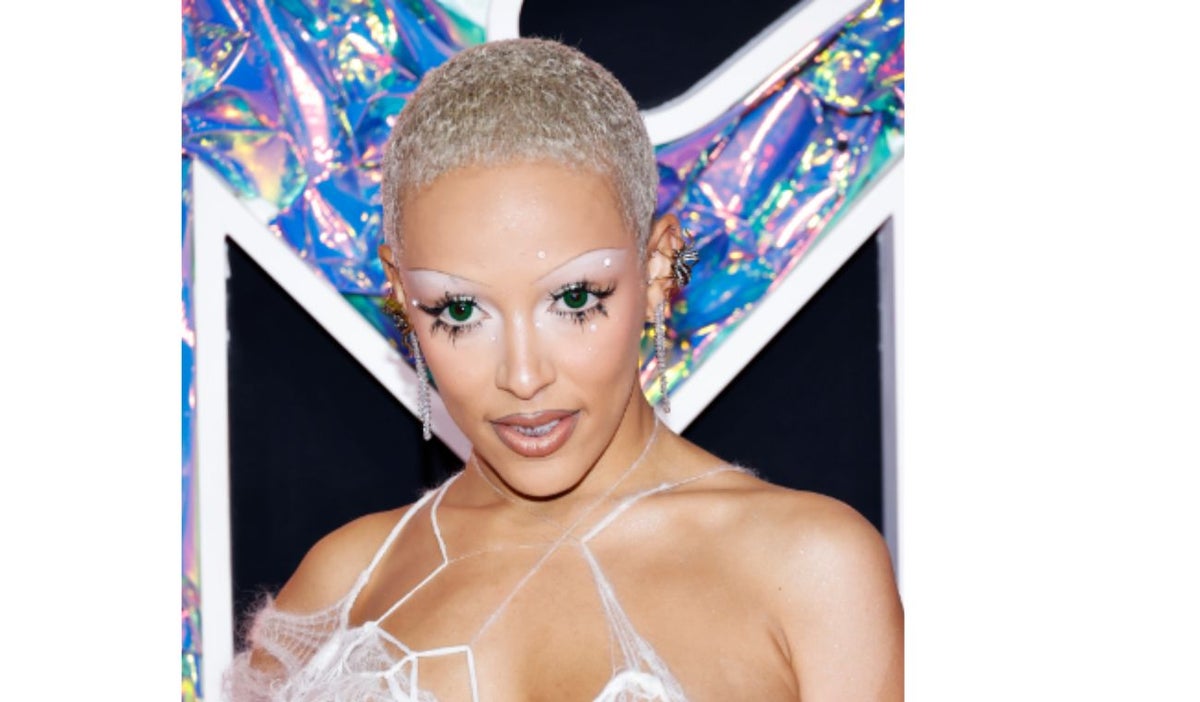 Doja Cat en la alfombra rosa de los MTV Awards 2023