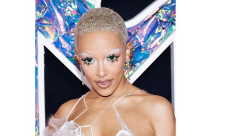 Doja Cat en la alfombra rosa de los MTV Awards 2023