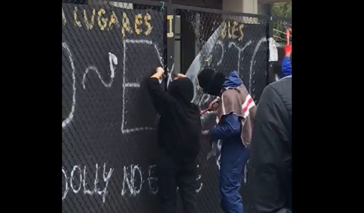 Encapuchado contra universidad Nacional
