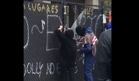 Encapuchado contra universidad Nacional