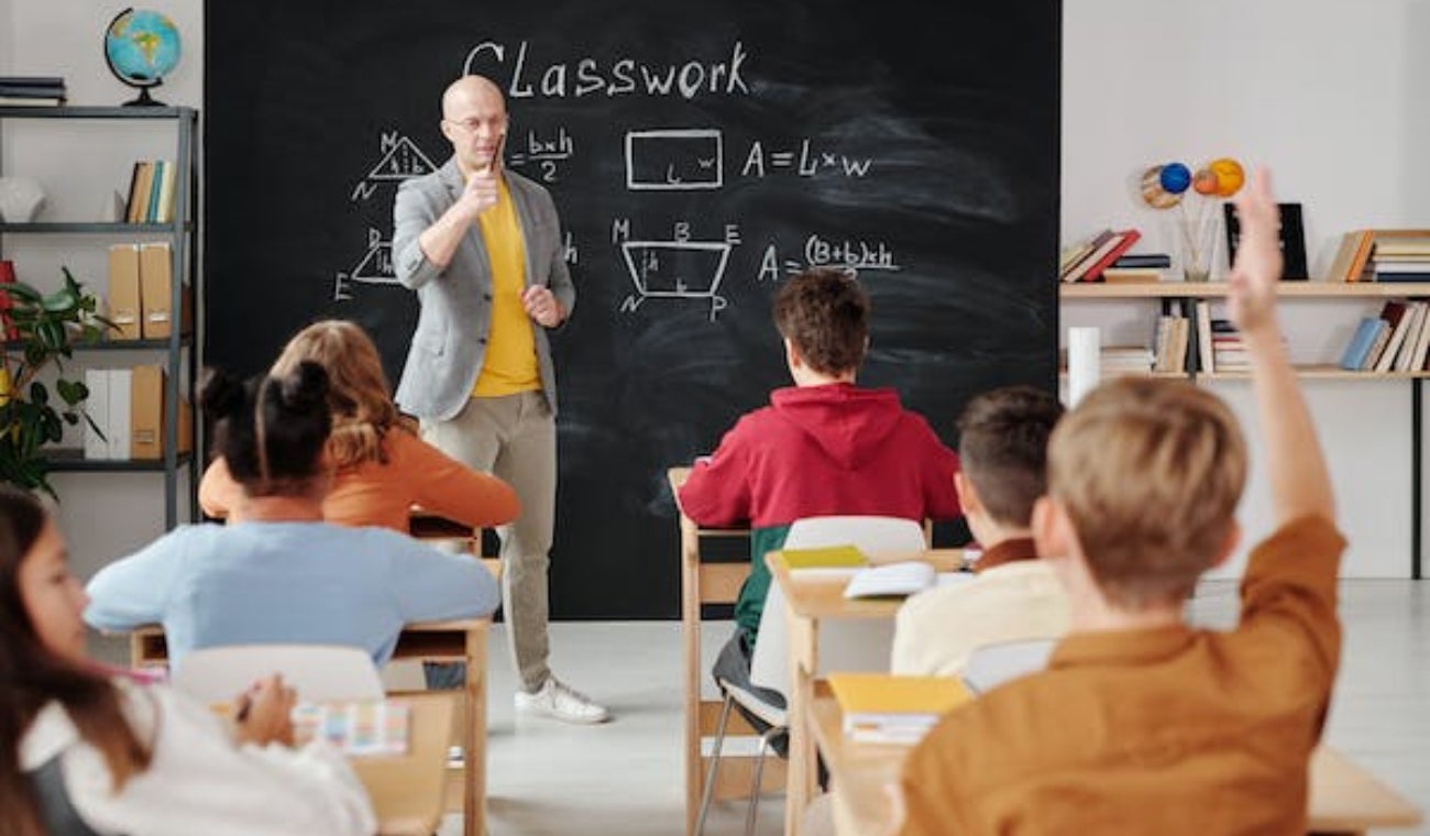 Los estudiantes de colegios están atentos a los resultados de las Pruebas Saber 11 2024.