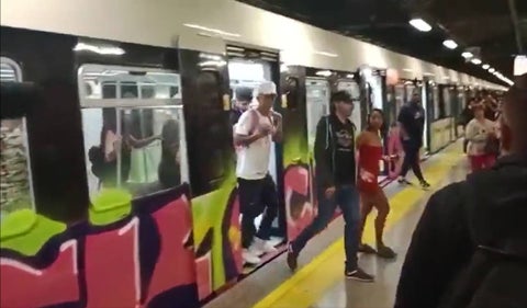 Evacúan a usuarios del Metro de Medellín por grafiteros que pintaron un vagón