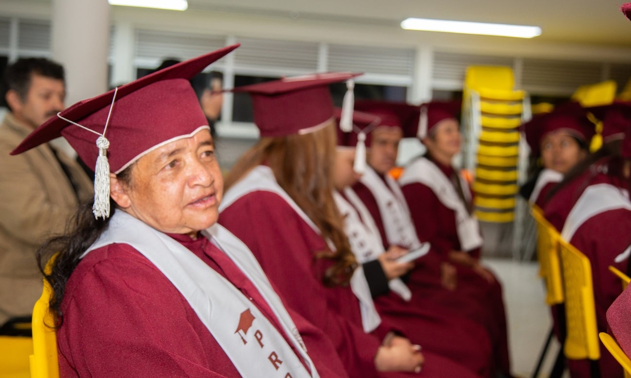 La historia de la mujer que se graduó del colegio a los 60 años con su hijo