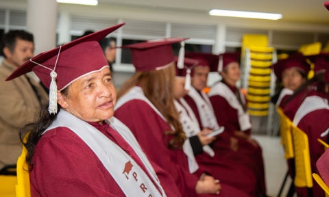 La historia de la mujer que se graduó del colegio a los 60 años con su hijo