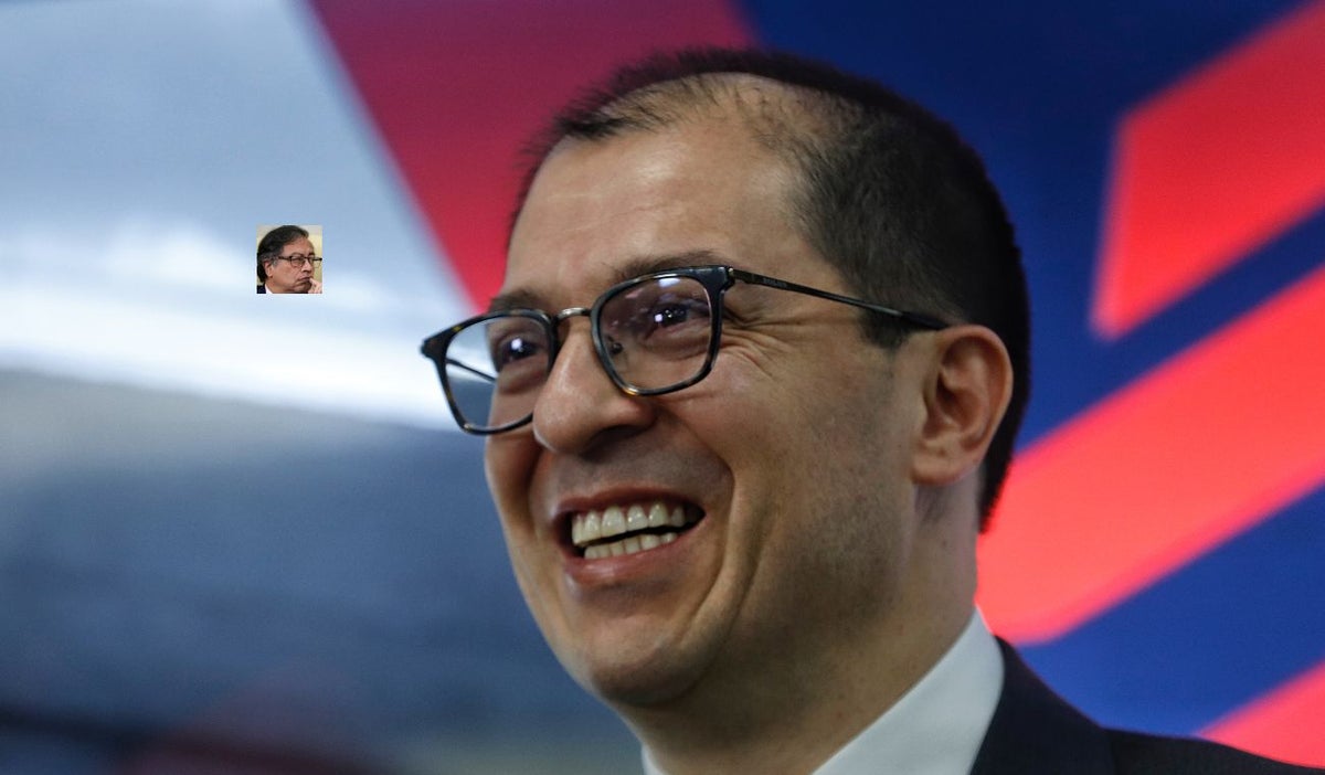 Aplaudieron al fiscal Francisco Barbosa en un avión