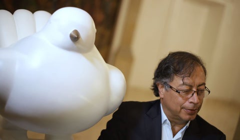Gustavo Petro con paloma de Fernando Botero