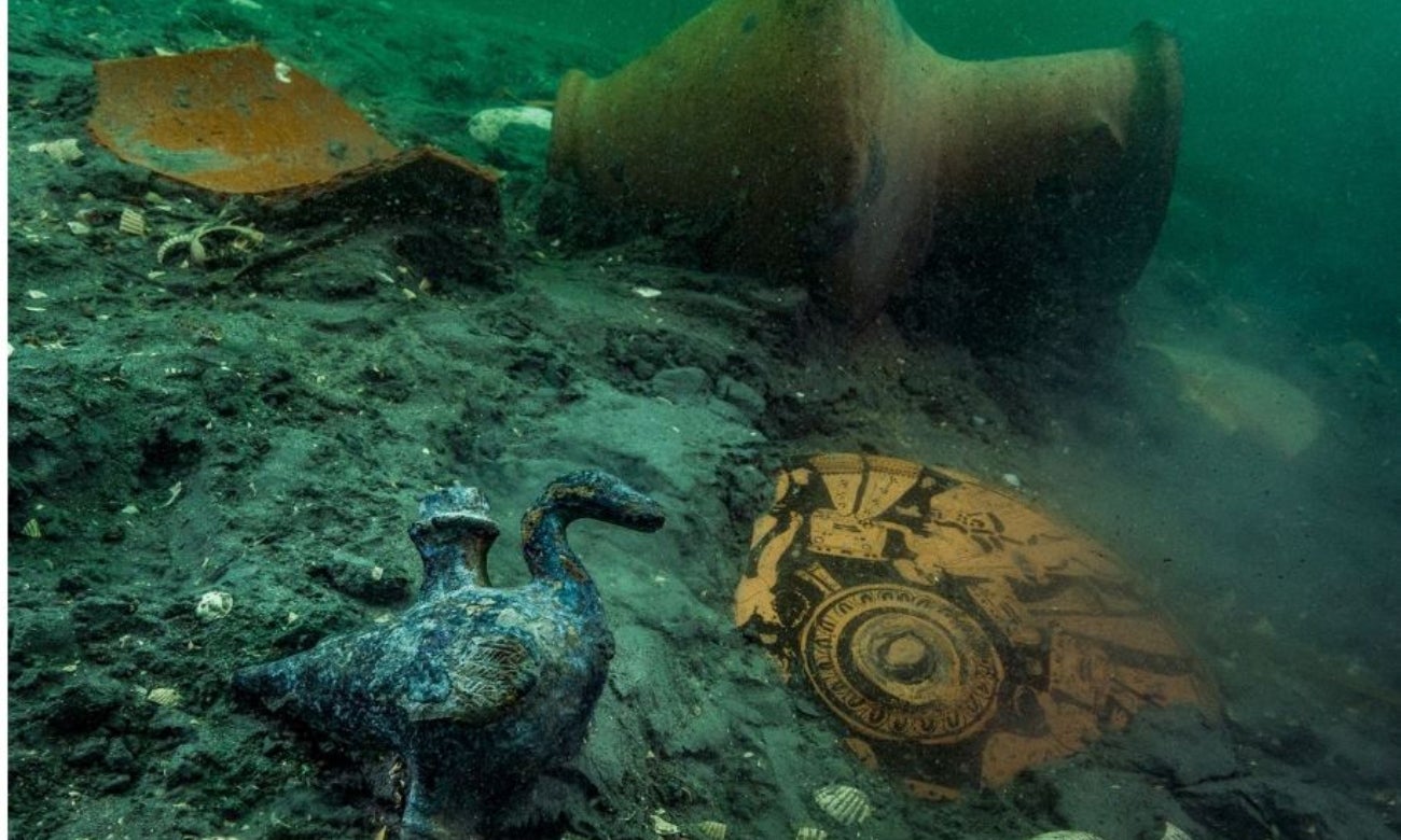 Descubren antiguo tesoro bajo el mar: tiene reliquias y secretos