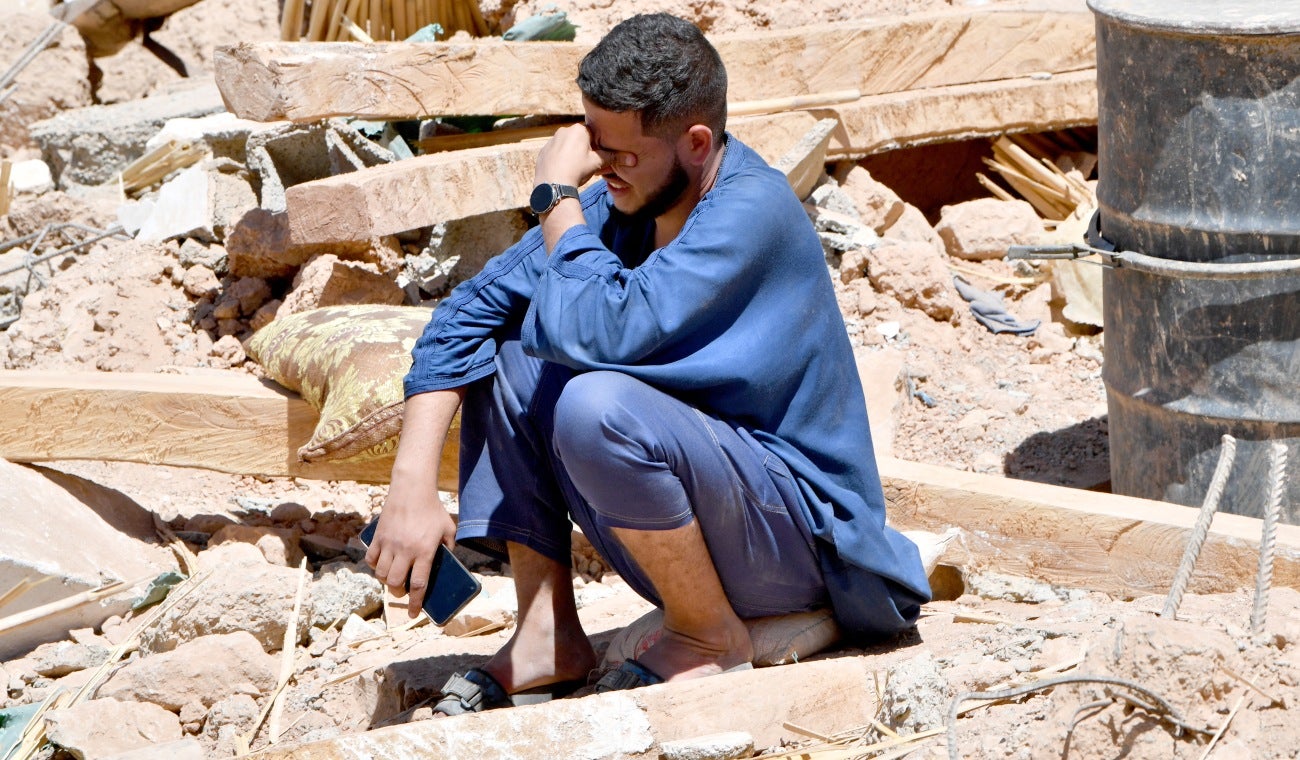 Hombre en Tikht, Marruecos, llora tras el fuerte temblor