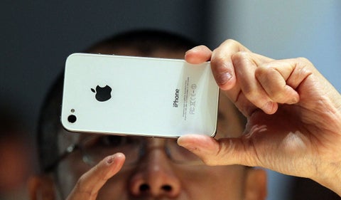 hombre usando celular iPhone