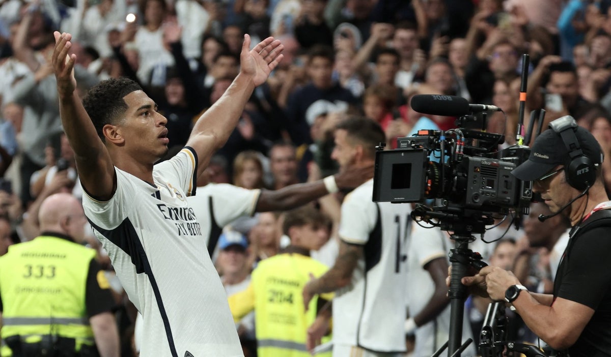 Jude Bellingham, celebrando con el público del Santiago Bernabéu