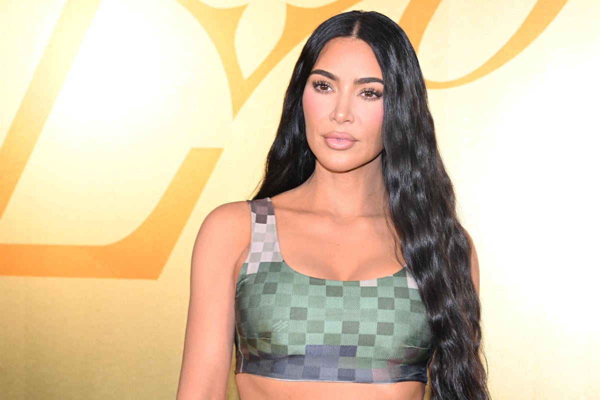 Kim Kardashian en el show de la colección para hombres de Louis Vuitton primavera verano 2024