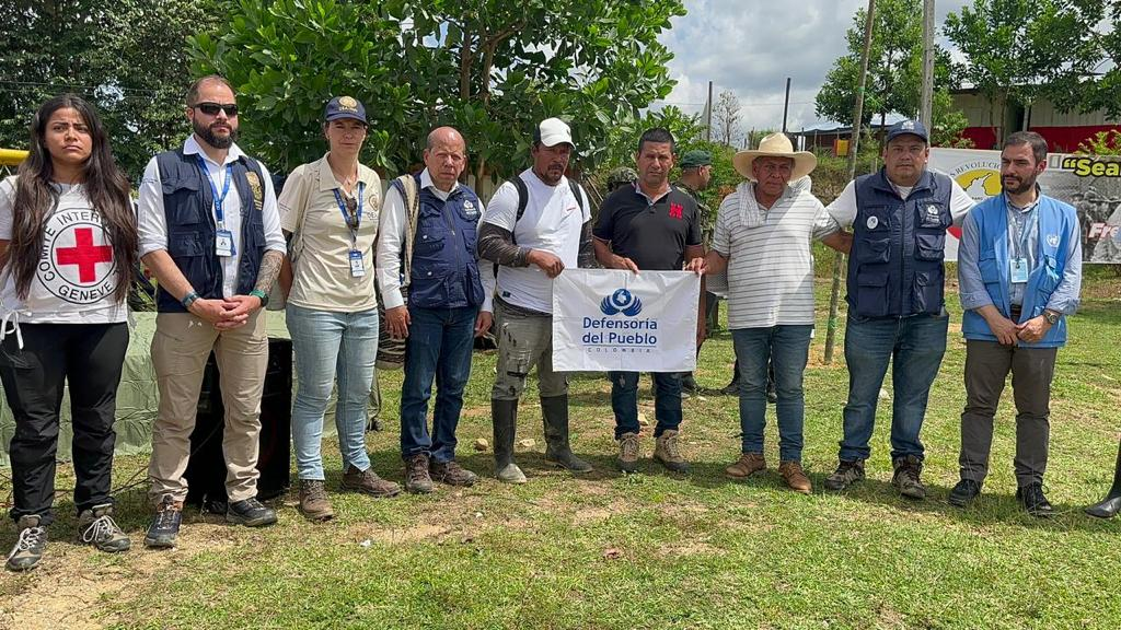 En la imagen los campesinos liberados en compañía de miembros de la Defensoría del Pueblo. Foto: cortesía Defensoría del Pueblo.