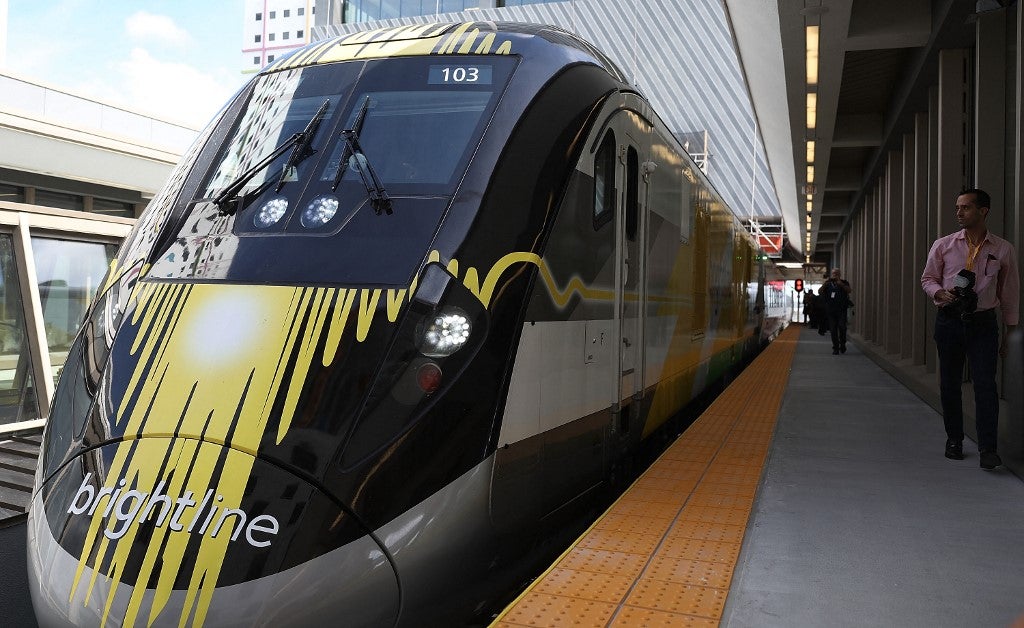 Inauguran viaje en tren de alta velocidad Miami-Orlando