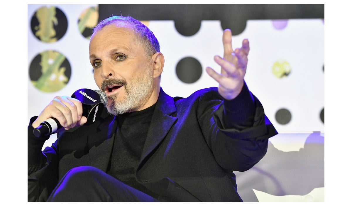 Miguel Bosé aparece dando una declaraciones en los Billboard