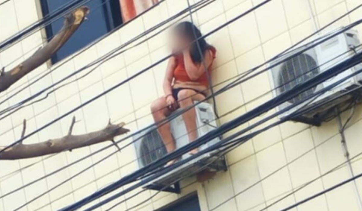 Mujer en aire acondicionado